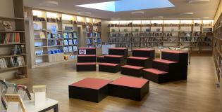 L'espace scolaire est principalement situé à l'étage inférieur de la bibliothèque.